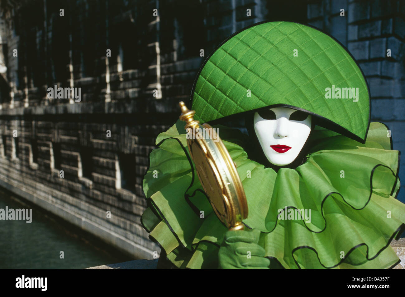 Italien Venedig Karneval Maske Outfit grün Porträt Venetien Lagunenstadt Person Maske-Träger Maskierung Karnevalsmaske Stockfoto