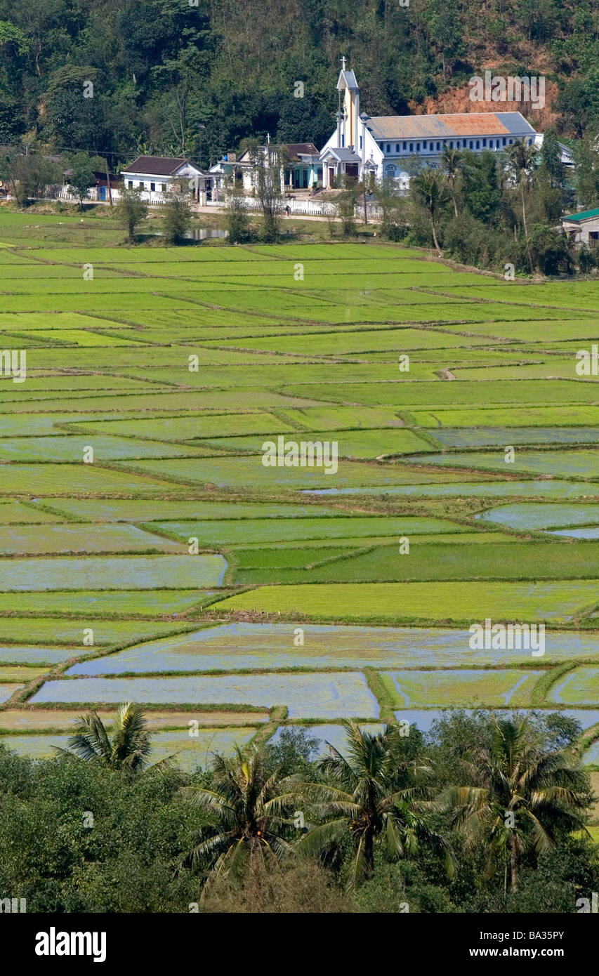 Katholische Kirche und Reisfeldern südlich von Hue, Vietnam Stockfoto