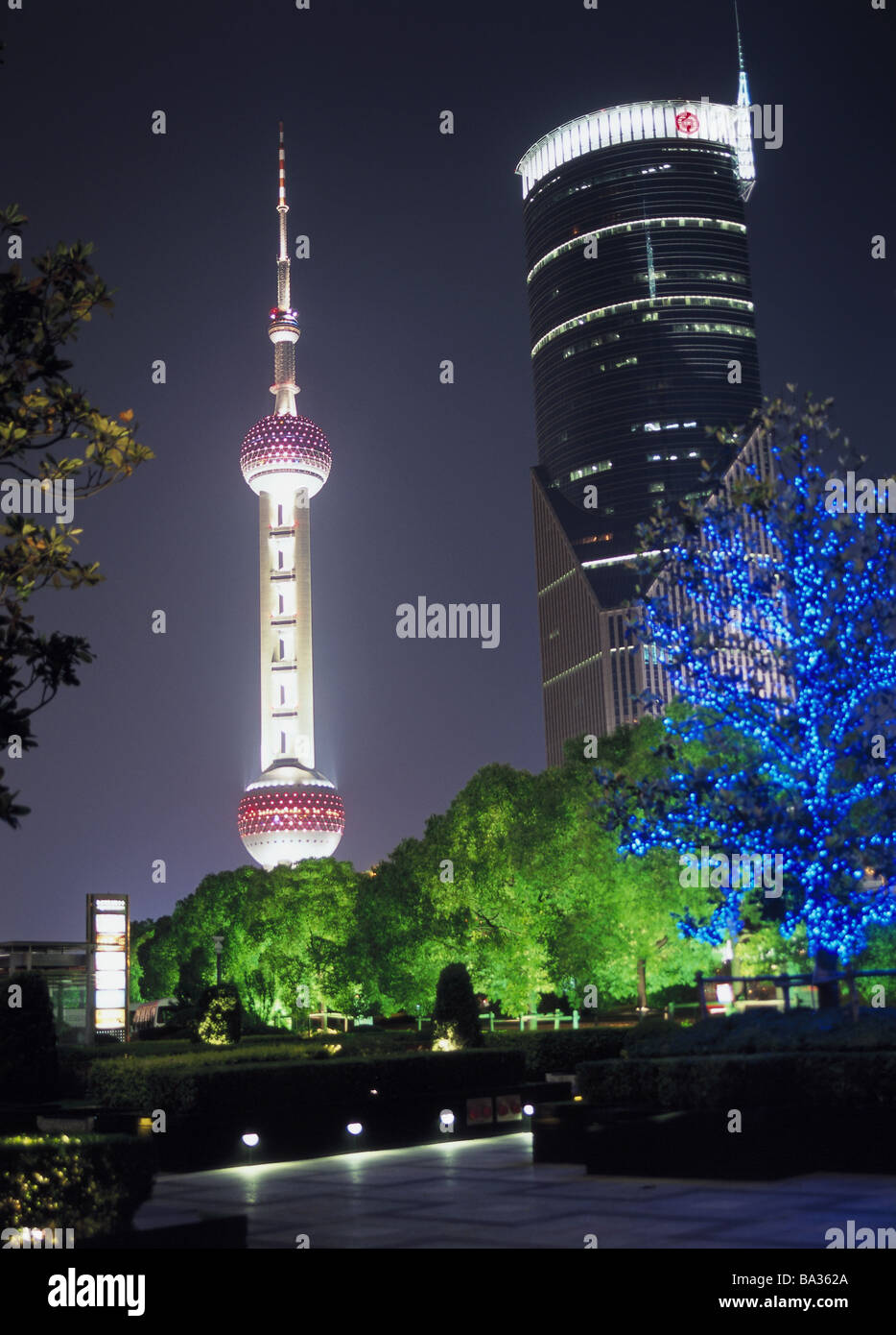 China Shanghai Bezirk Pudong Fernsehturm "Perle des Orients" International Finance Building Abend östlichen Asien Stockfoto