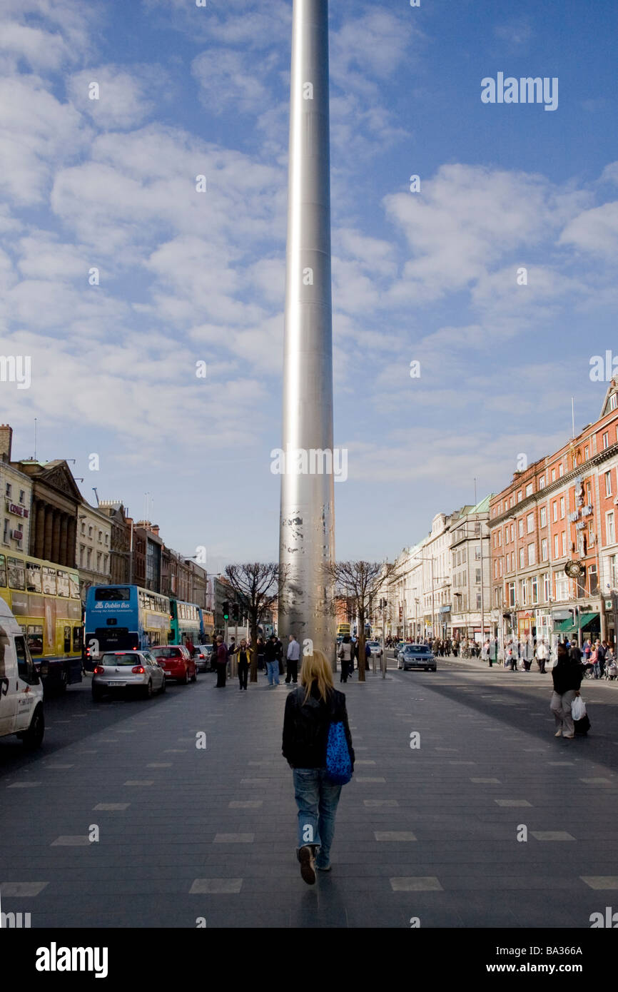 Fußgänger auf O.Connell Straße vor "The Dublin Spire', Irland Stockfoto