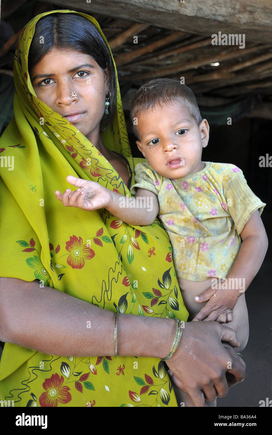 Ein Tribal Mutter und Kind, Poshina, Gujarat Stockfoto
