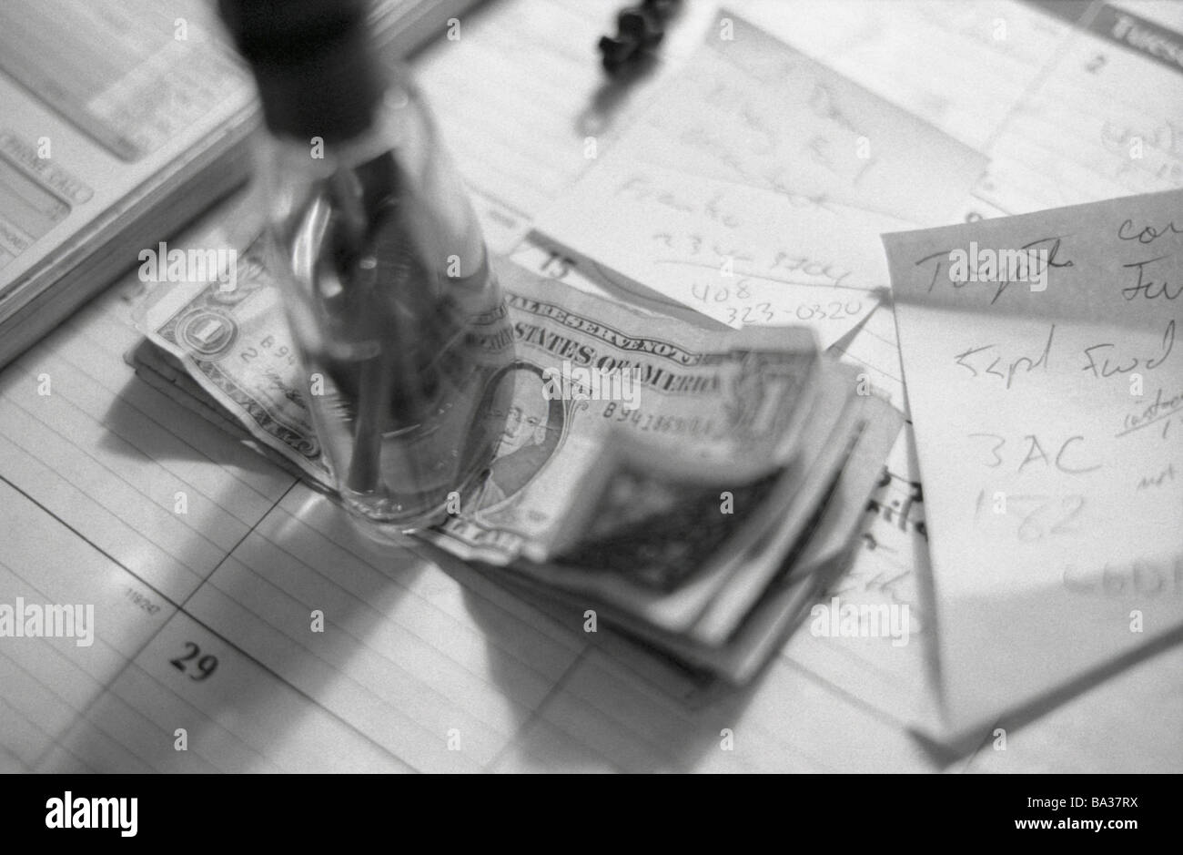 Bestellung Bücher Hinweis-Papiere Dollar-Musik Parfüm-Flasche Unschärfe angeschnitten s/w USA Mittel zur Zahlung per American Rechnungen Stockfoto