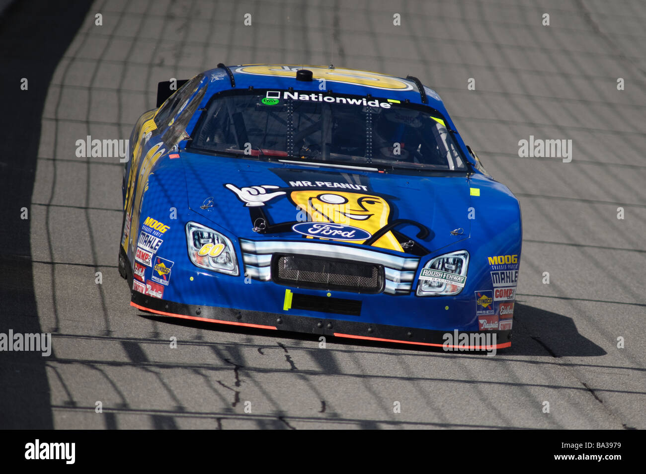 Carl Edwards fährt mit seinem Auto Roush Ford Fusion NASCAR Nationwide Series in der Carfax 250 auf Michigan International Speedway 2008 Stockfoto