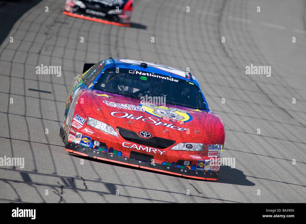 Tony Stewart treibt seine Toyota Camry in der Carfax 250 bundesweiten Serie NASCAR-Rennen auf dem Michigan International Speedway, 2008. Stockfoto