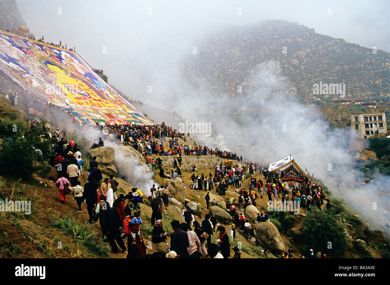 Lhasas Drepung-Kloster, Thankas anzeigen "Sonnen Buddha" während der jährlichen Sholdon-Festival Stockfoto