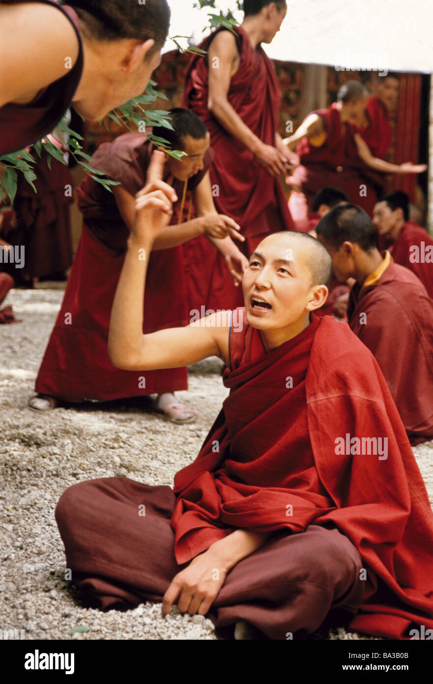 Lhasas Kloster Sera, tibetische Mönche diskutieren Religionsphilosophie Stockfoto