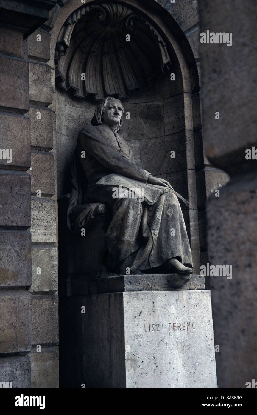 Statue vor dem Opernhaus im Bereich Schädlingsbekämpfung von Budapest Ungarn Stockfoto