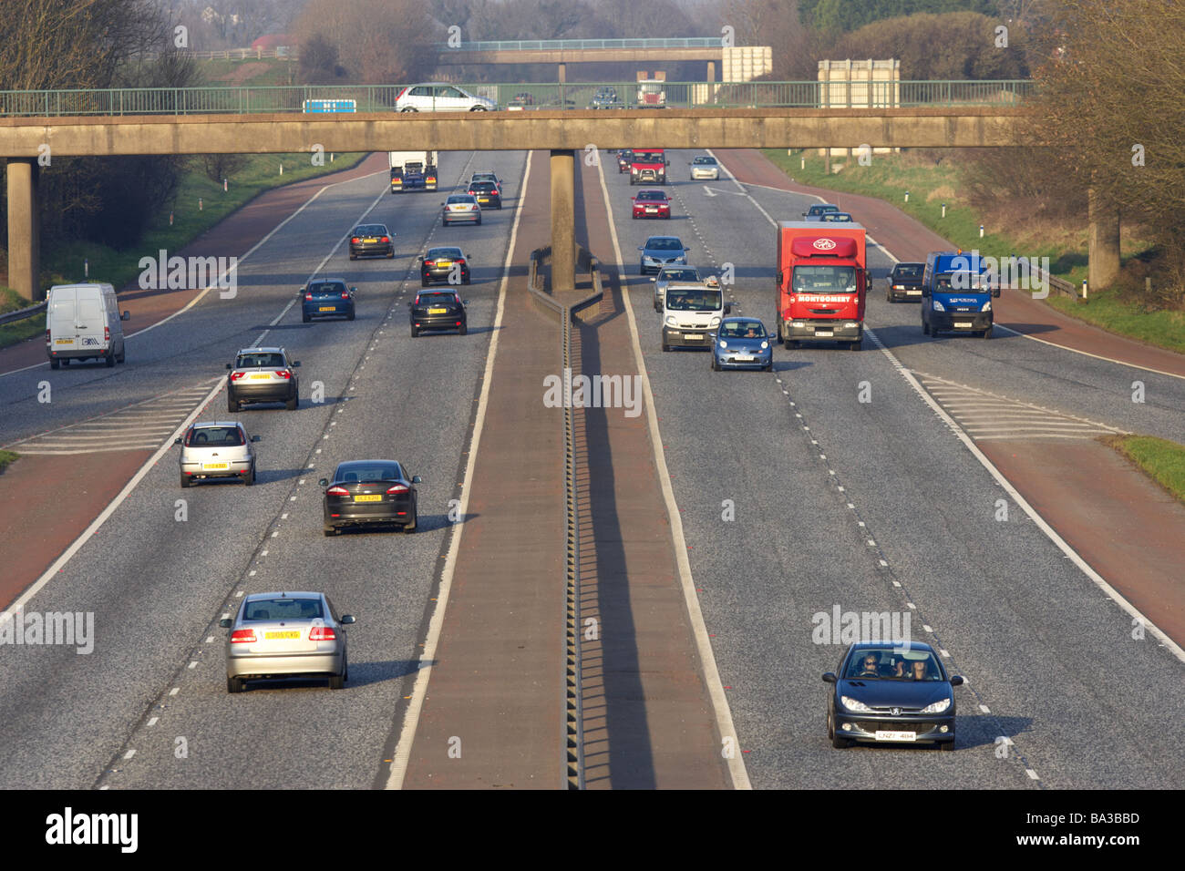 Autos und Fahrzeuge auf der Autobahn M1 in County Armagh Nordirland Stockfoto