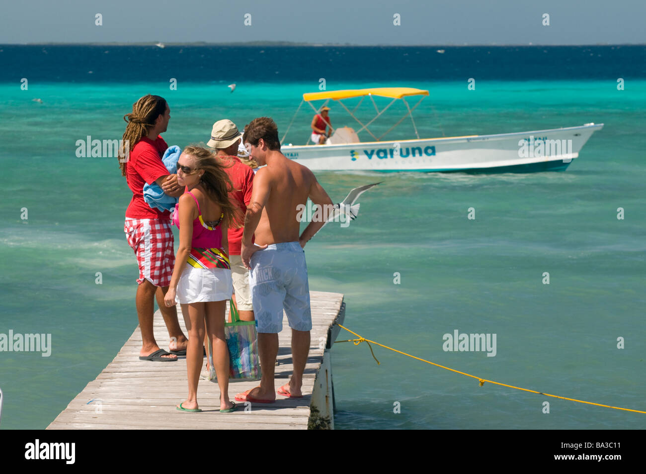Touristen warten auf Booten Los Roques Venezuela-Südamerika Stockfoto