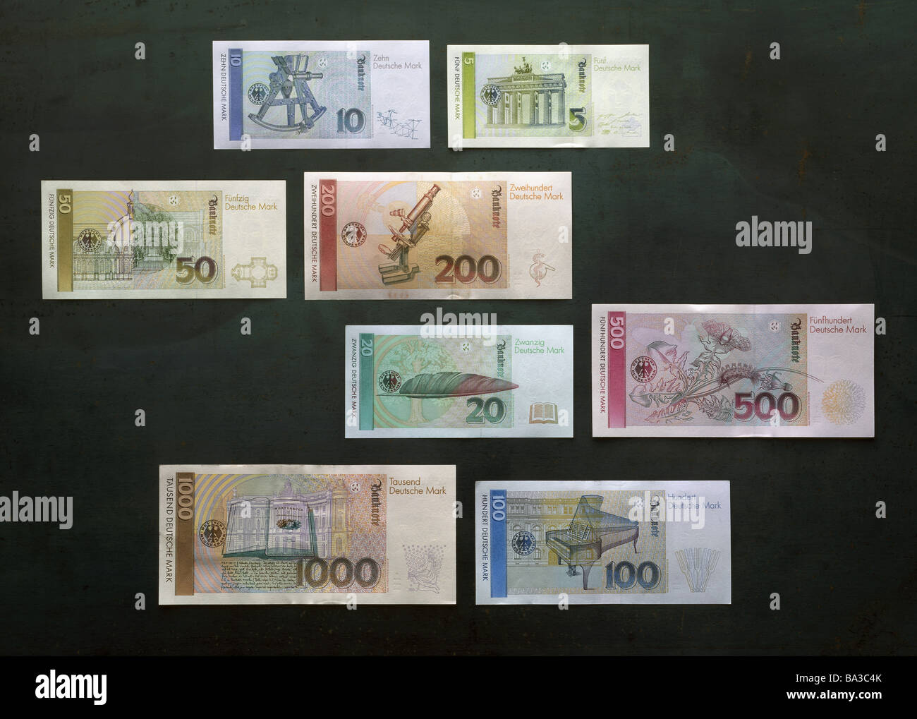 Rechnungen deutsche Mark Wert anders Rechnungen Papiergeld bedeutet der Zahlung zum 31.12.2001 Deutschland Geld bar hinten Farben Nummern Stockfoto