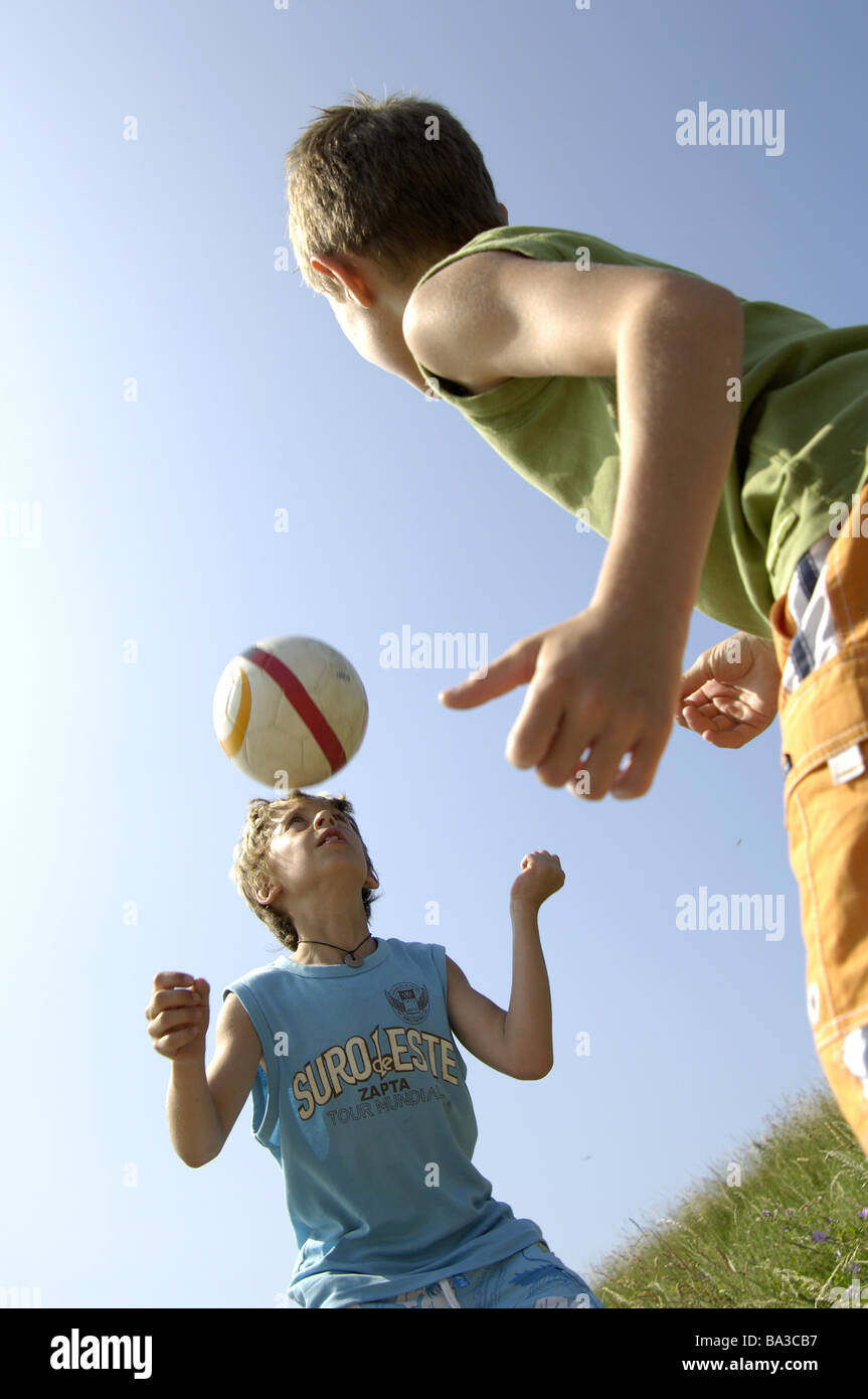 Gebiert Ball spielt Detail von unten Serie Menschen Kinder Freunde Fußball Ball-Spiel Kopf-Kugeln Geschick Kenntnisse Stockfoto