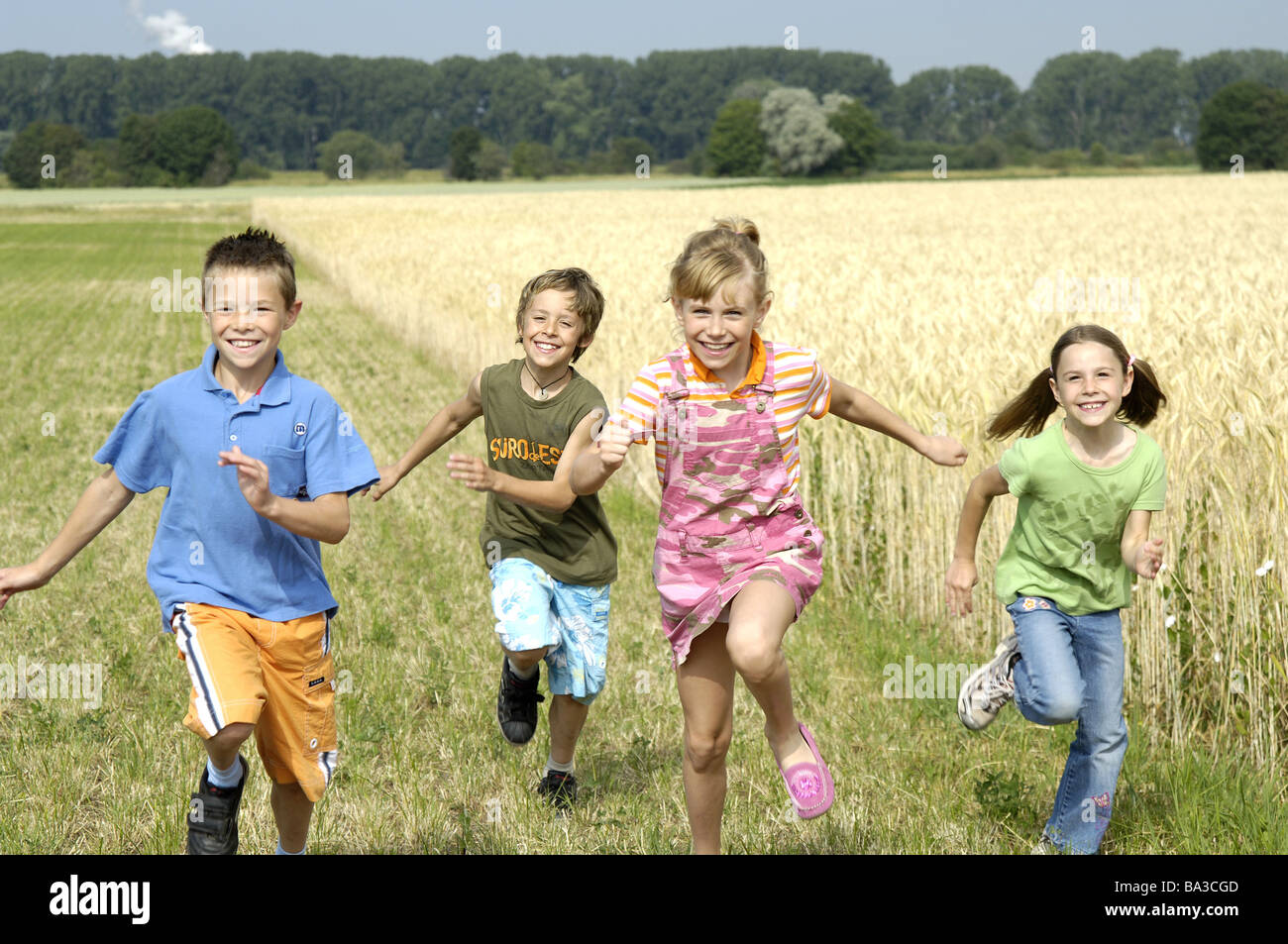 Kinder Wiese laufen fröhlich Serie Menschen 810 Jahre Freunde
