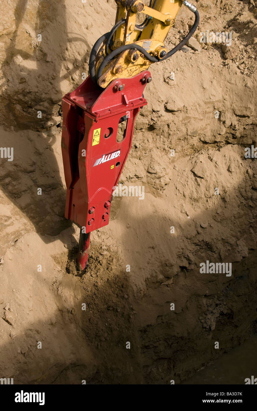 Hydraulikhammer Bar angeschlossen um montiert Bagger gebraucht, Hard-Rock in Ausgrabungen zu brechen zu verfolgen Stockfoto