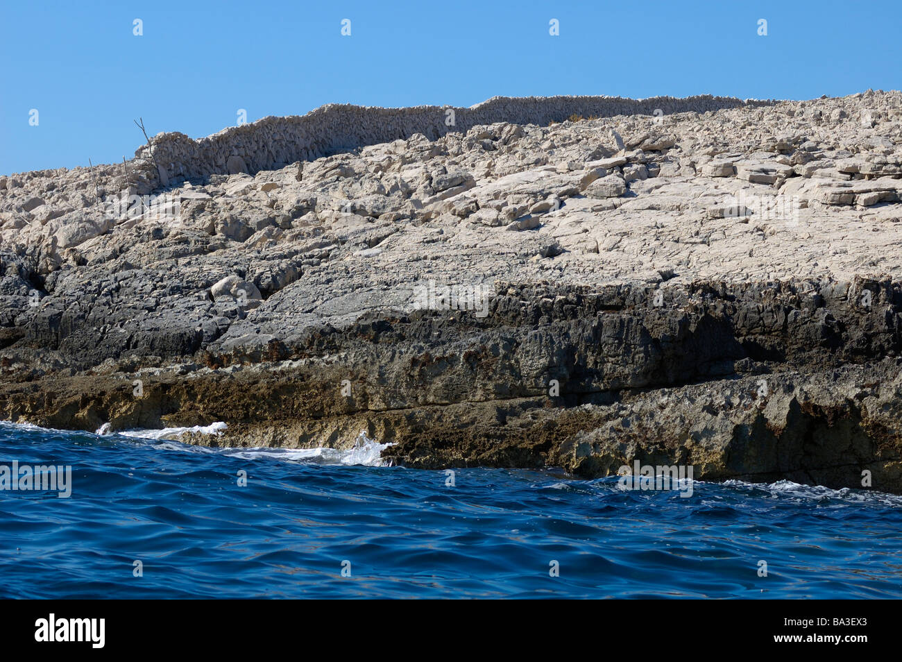 Felsenküste, Trockenmauer, Insel Cres, Kroatien Stockfoto