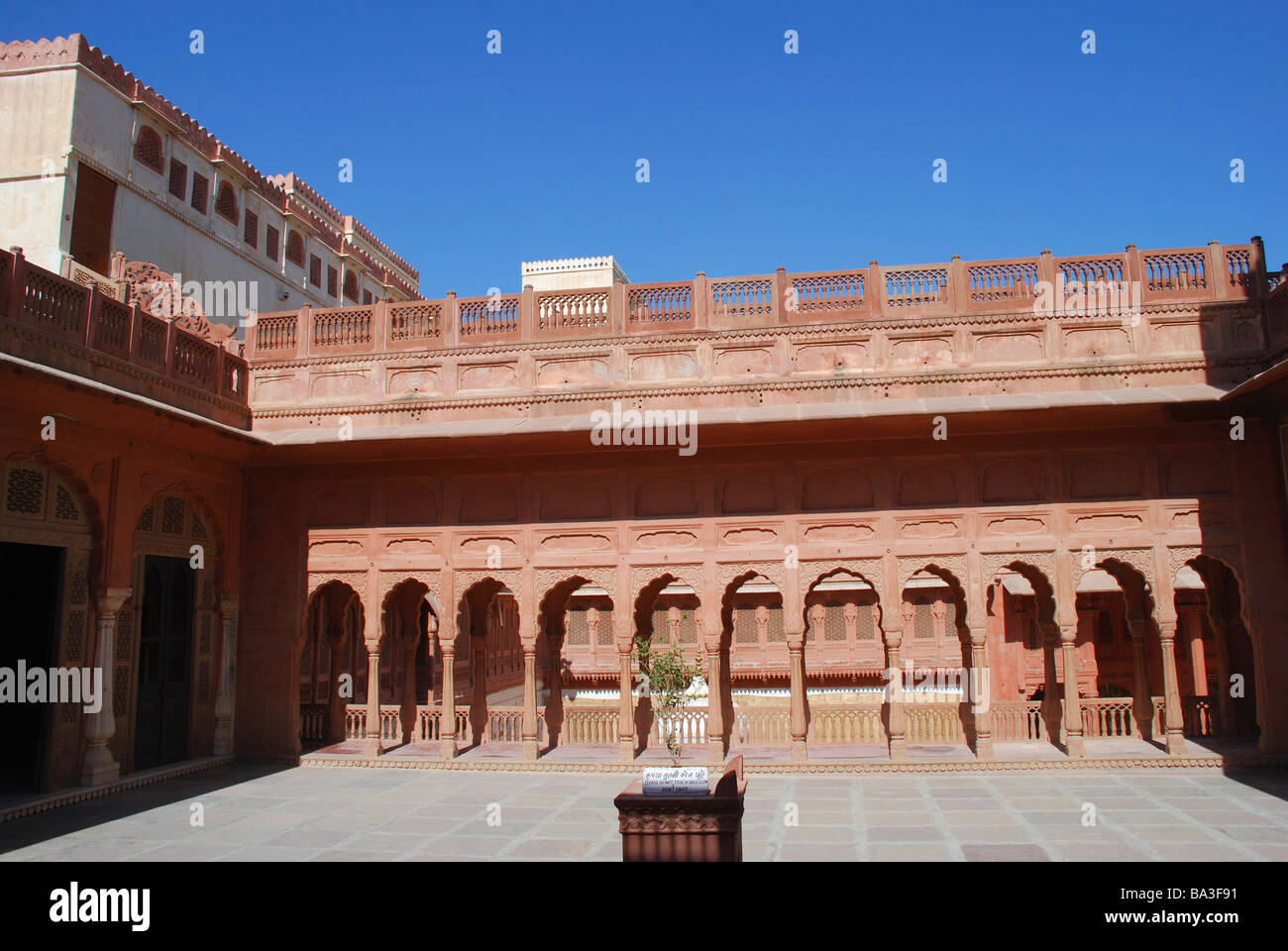 Ein Hof des Junagarh Fort, Bikaner, Bundesstaat Rajasthan, Indien. Stockfoto