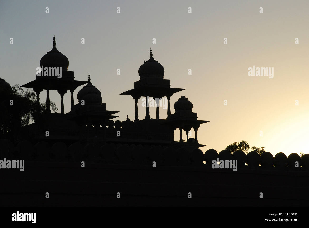 Die untergehende Sonne im Hintergrund des The Lallgarh Palace, ein Heritage Hotel, Bikaner, Staat Rajasthan, Indien. Stockfoto