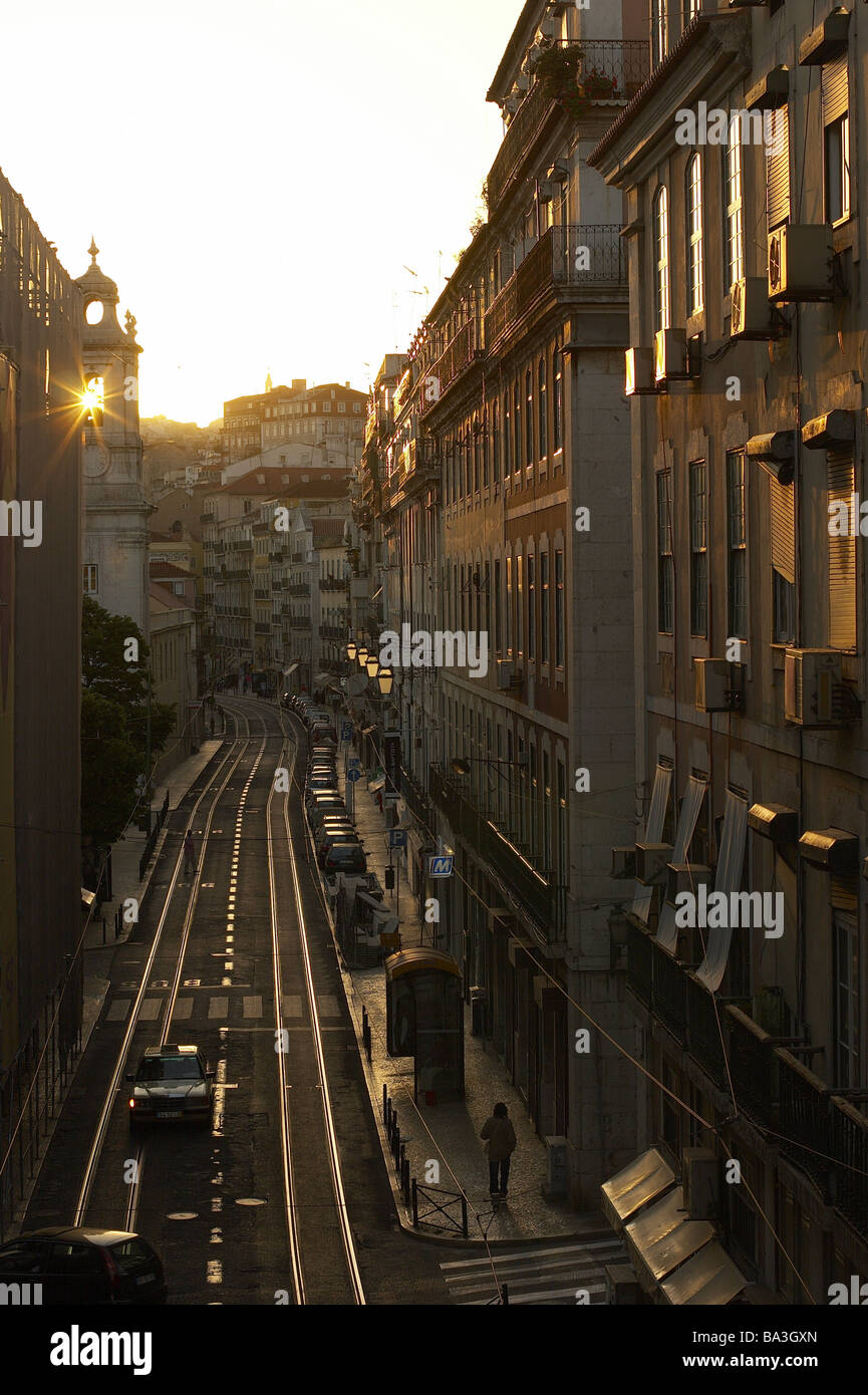 Portugal Lissabon alten Teil der Stadt Chiado Zeile des Housesn Straße Sonnenuntergang Gegenlicht Europa Westeuropa iberischen Halbinsel city Stockfoto