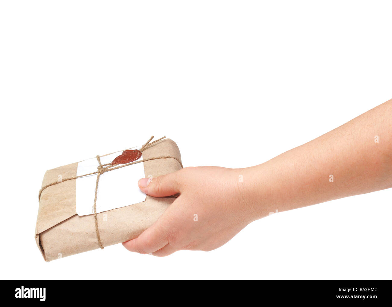 Lieferung Hand mit Paket isoliert auf weiss Stockfoto