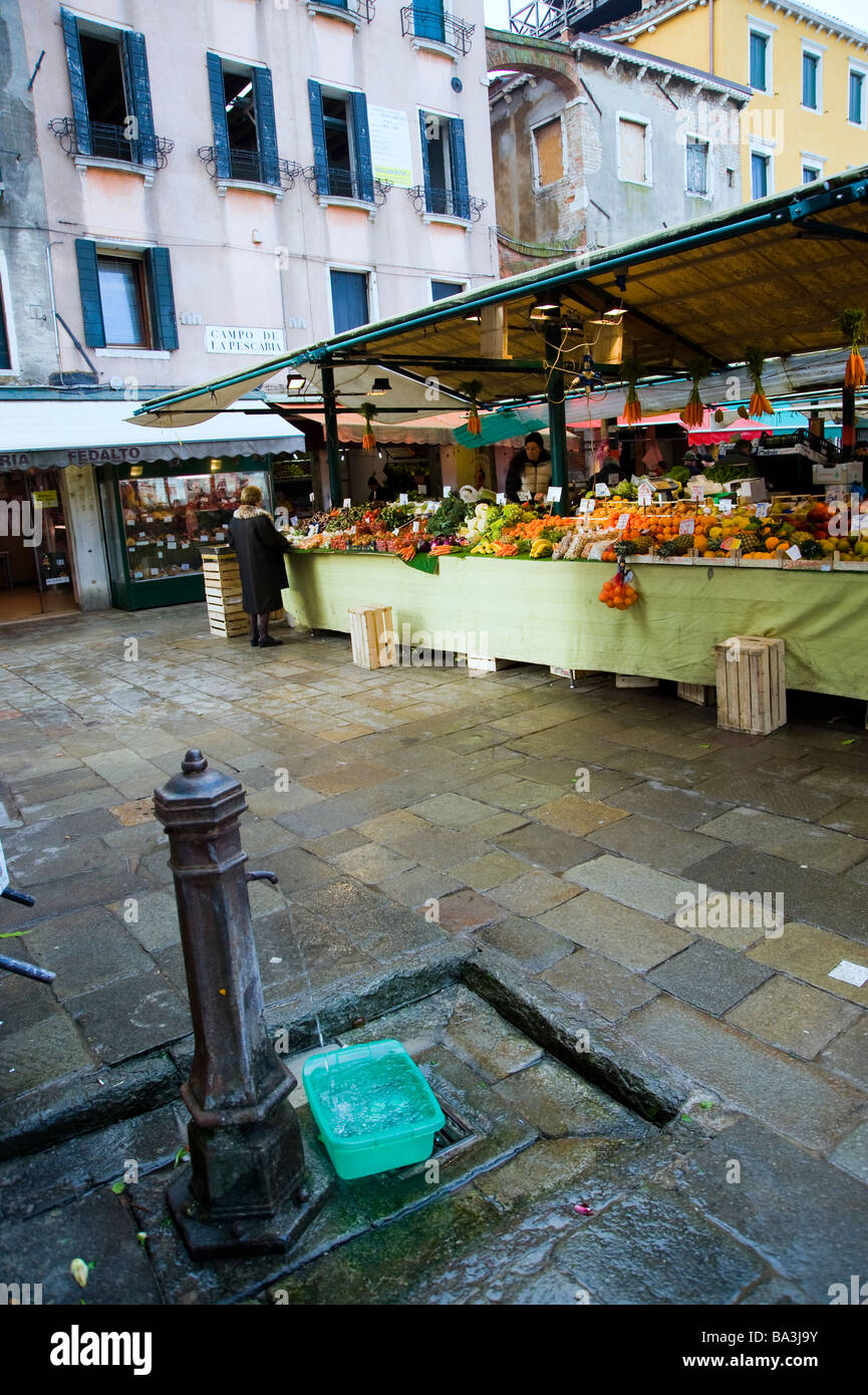 Rialto Obst- und Gemüsemarkt.  Campo De La Pescaria. Venedig, Italien. Stockfoto