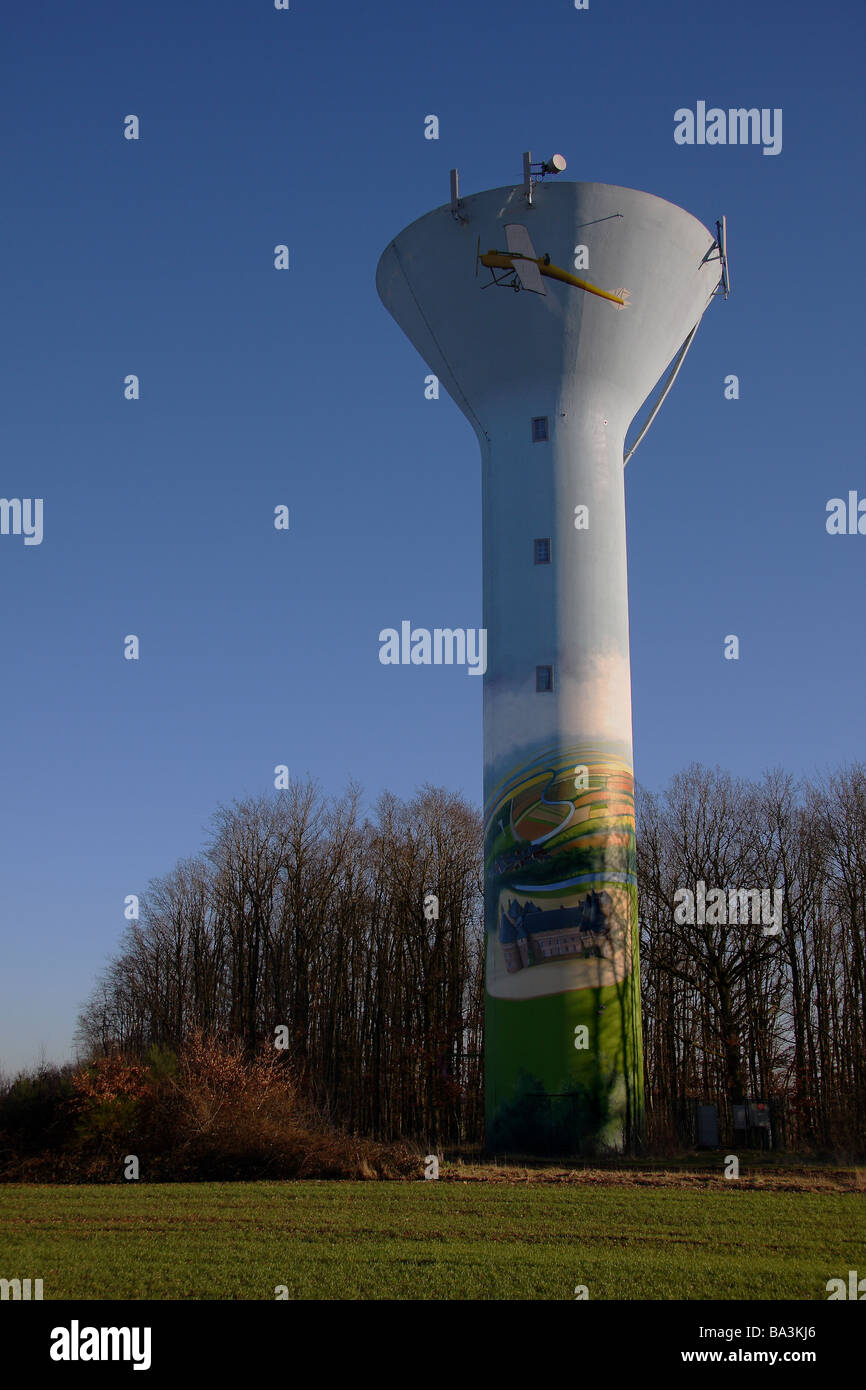 Ein Wasserturm in Nordfrankreich gemalt mit einer Landschaft Stockfoto