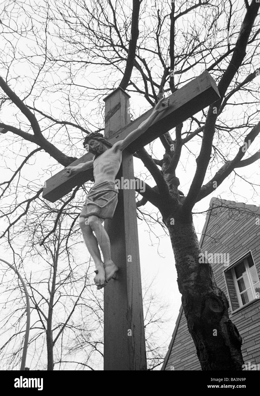 70er Jahre, schwarz / weiß Foto, Religion, Christentum, Wayside Kreuz in der Nähe von einer Birke Baum, D-Bottrop, Ruhrgebiet, Nordrhein-Westfalen Stockfoto