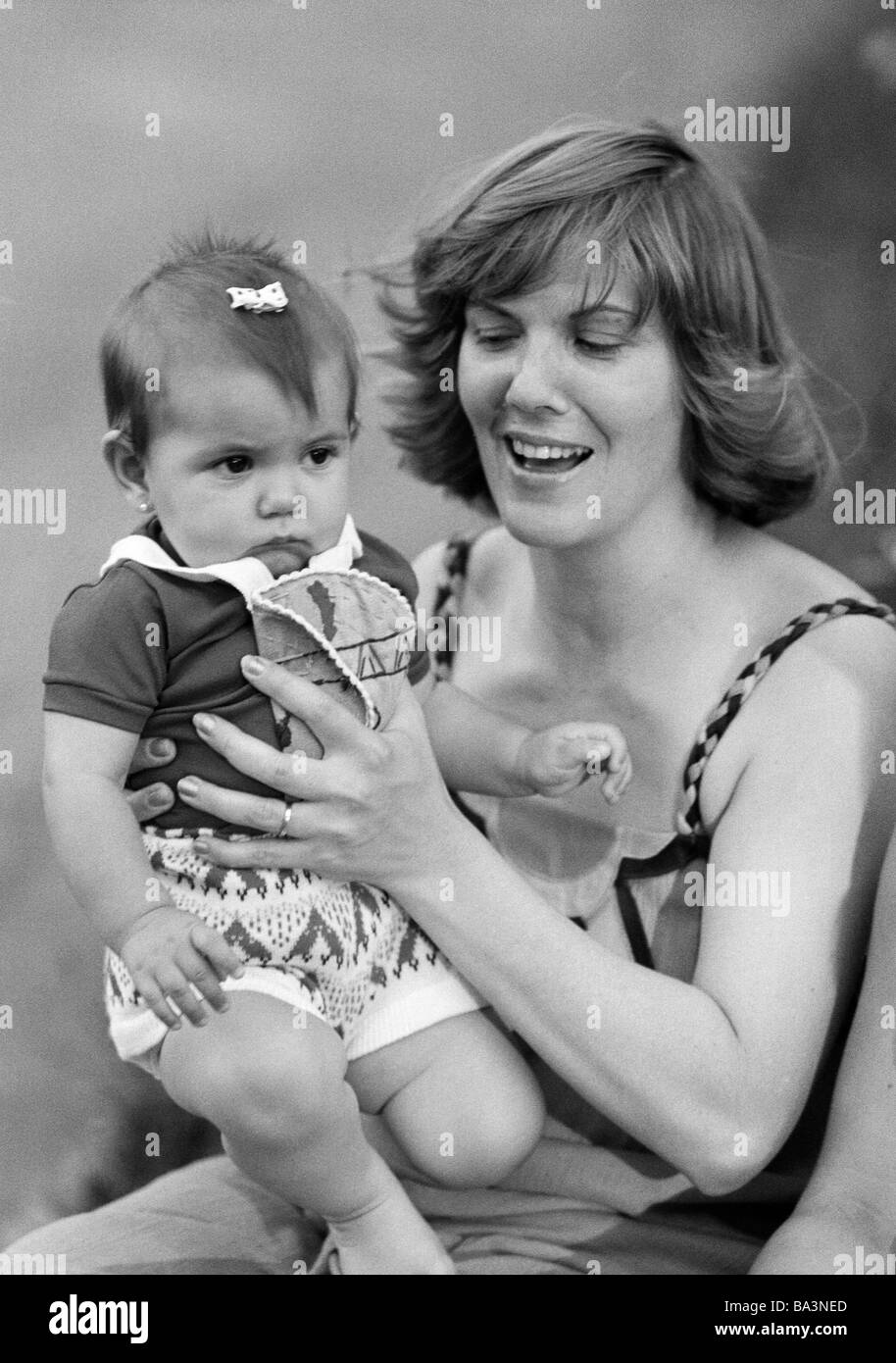 70er Jahre, schwarz / weiß Foto, Menschen, Mutter trägt ein Baby im Arm, im Alter von 25 bis 35 Jahre, Mädchen, im Alter von 1 Jahr, Minas Gerais, Brasilien, Belo Horizonte Stockfoto