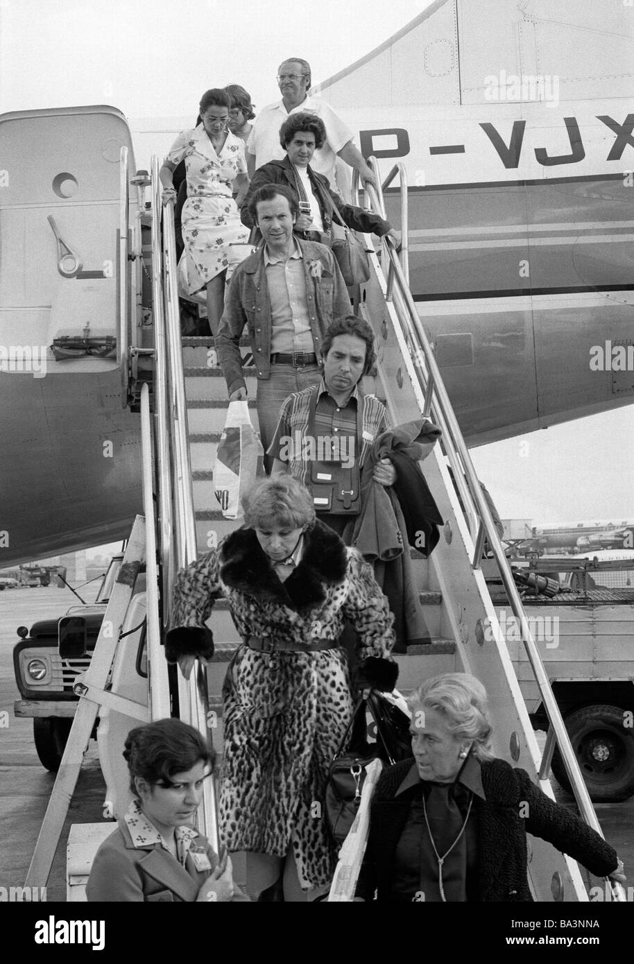 70er Jahre, schwarz-weiß Foto, Flughafen Rio De Janeiro, Flugpassagiere verlassen das Flugzeug an der Gangway, Brasilien, Rio De Janeiro Stockfoto