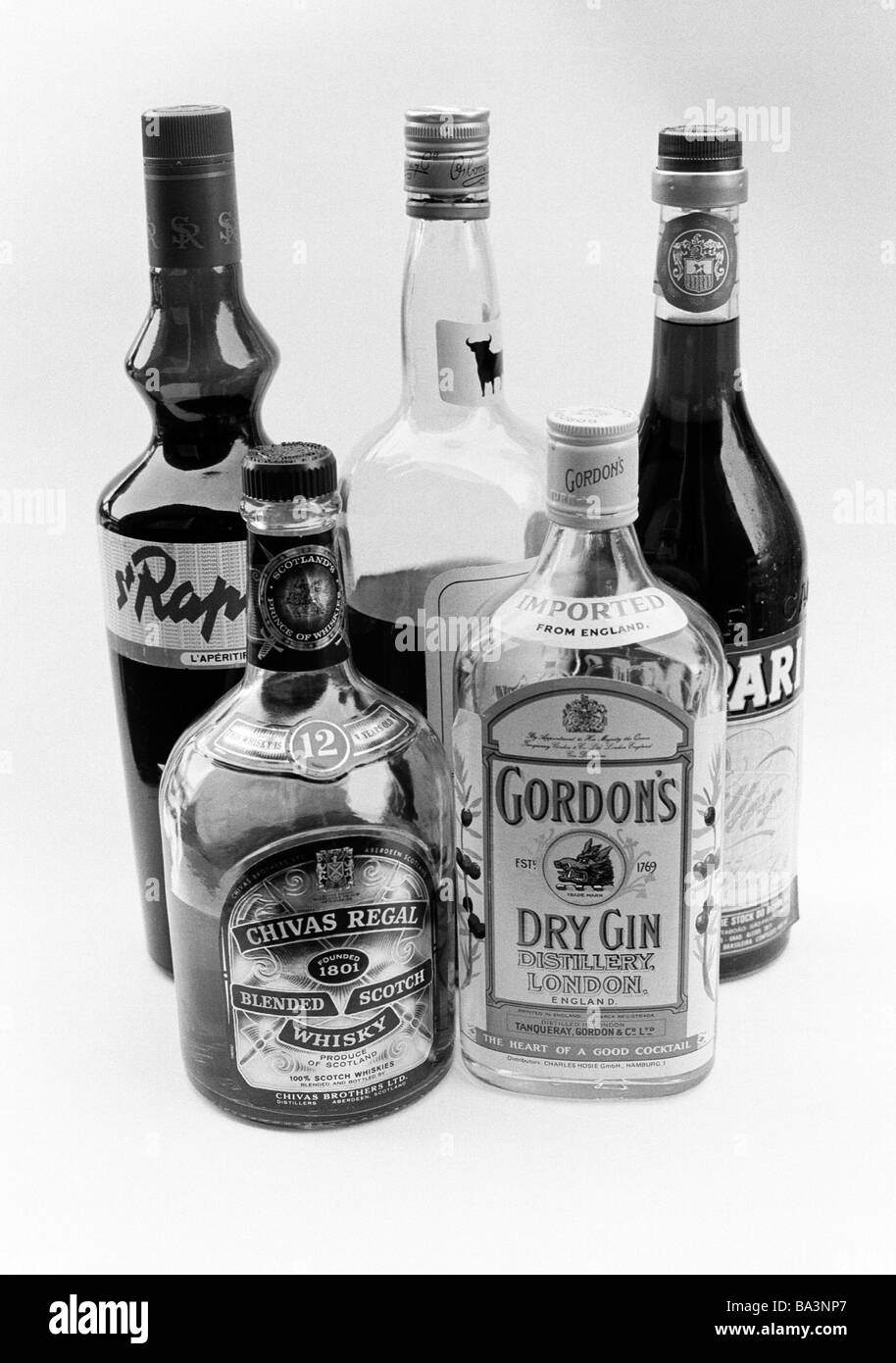70er Jahre, schwarz / weiß Foto, Essen, Getränke, Gesundheit, Flaschen mit alkoholischen Getränken Stockfoto
