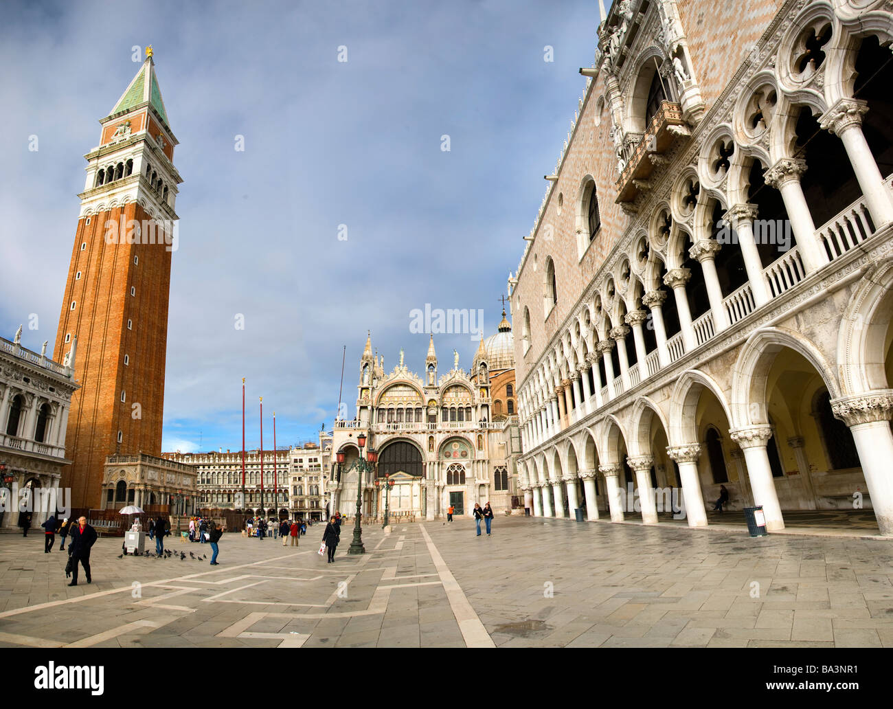 St Mark's Basilika, der Campanile und Dogenpalast, St Mark's Square, in Venedig, Italien. Stockfoto