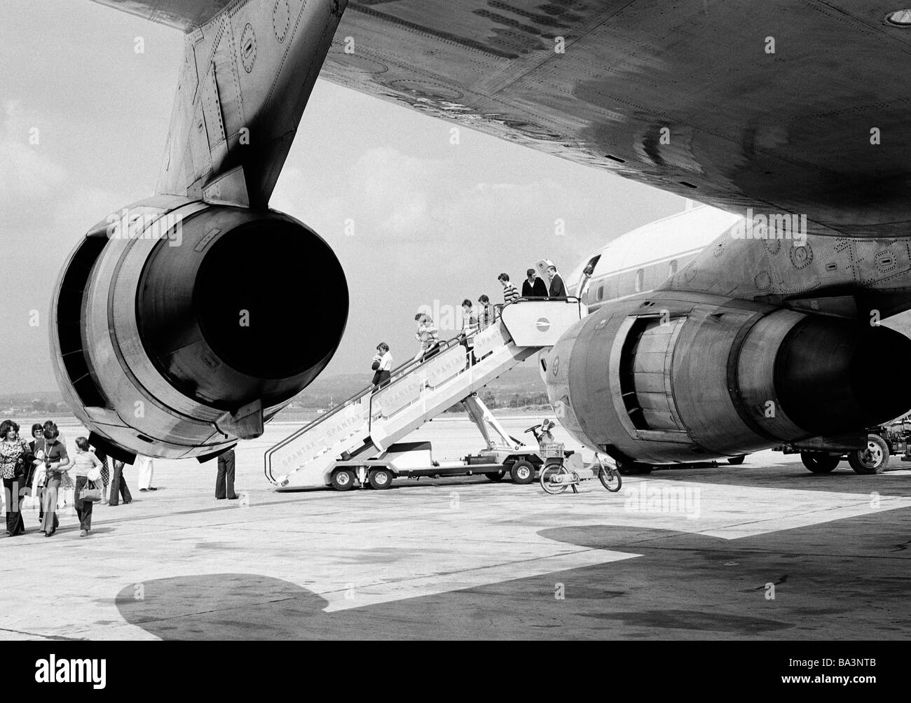 70er Jahre, schwarz-weiß Foto, Flughafen Palma de Mallorca, Passagiere das Flugzeug verlassen und Fuß über das Vorfeld, das Terminalgebäude, Spanien, Balearen, Mallorca, Palma de Mallorca Stockfoto