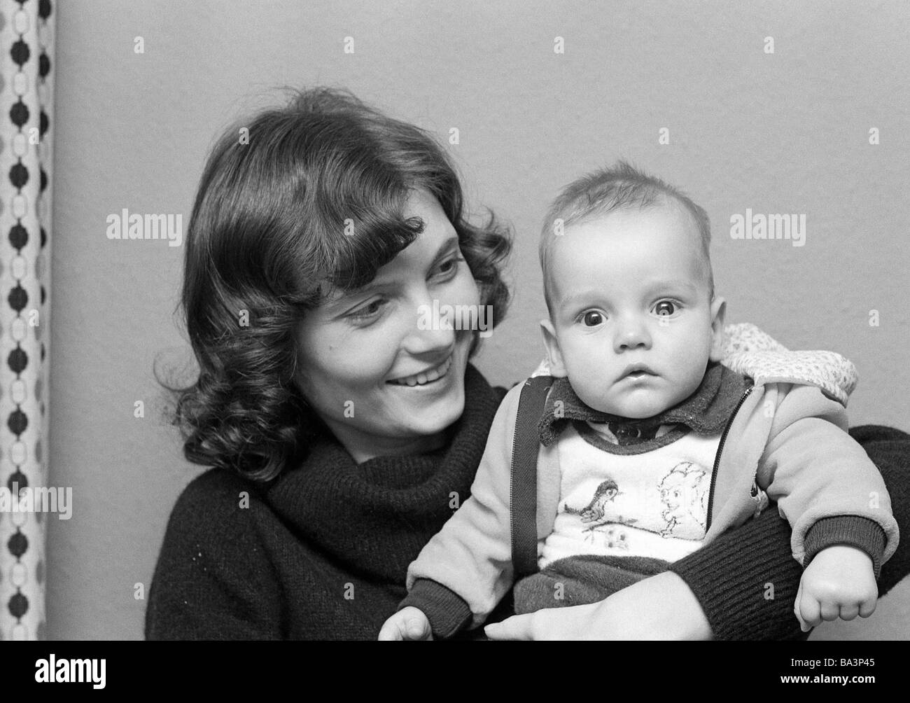 70er Jahre, schwarz / weiß Foto, Menschen, Mutter trägt im Alter ein Baby in ihren Armen, im Alter von 23 bis 30 Jahre, junge, 6 bis 12 Monate, Jutta, Andreas Stockfoto
