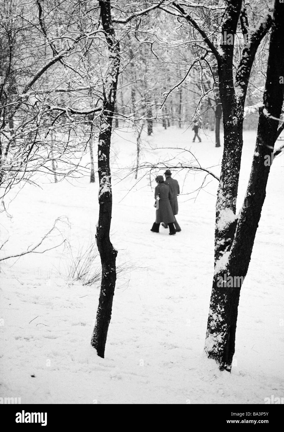 Der siebziger Jahre, schwarz / weiß Foto, Winter, Wetter, Schnee, verschneite Landschaft, Park, Bäume, älteres Ehepaar geht spazieren, D-Oberhausen, D-Oberhausen-Sterkrade, Ruhrgebiet, Nordrhein-Westfalen Stockfoto