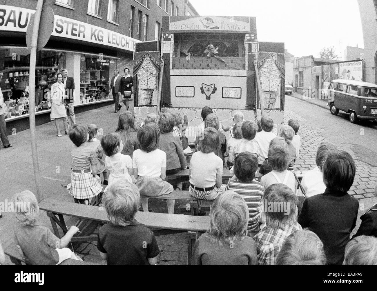 70er Jahre, schwarz / weiß Foto, Kirchweih, Menschen, Kinder sitzen in einem Durchschlag und Judy Show, im Alter von 4 bis 8 Jahre, Corpus Christi Kirchweih 1973, D-Oberhausen, D-Oberhausen-Sterkrade, Ruhrgebiet, Nordrhein-Westfalen Stockfoto