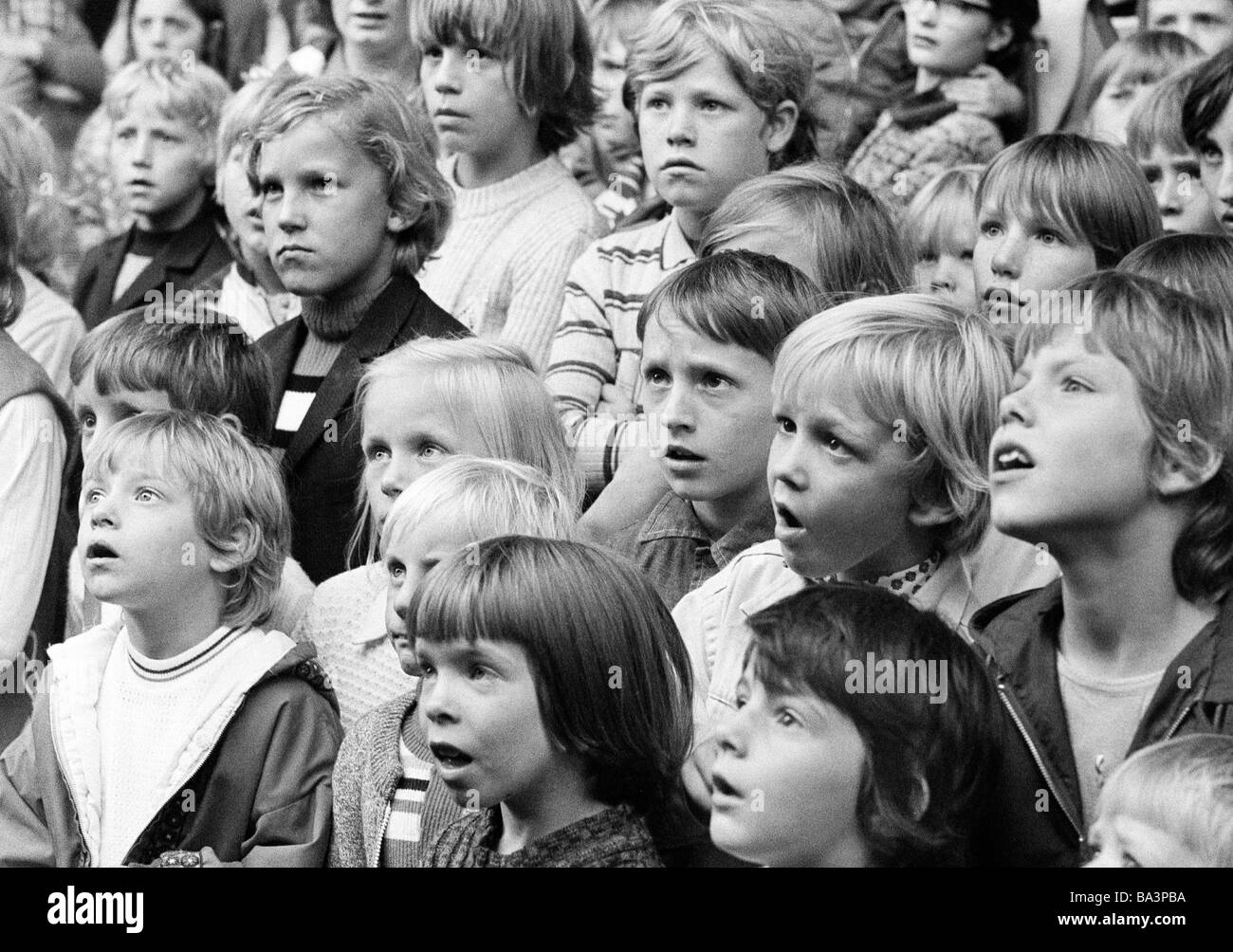 70er Jahre, schwarz / weiß Foto, Menschen, Kinder, Kinder zu behandeln, Kinder sind entzückt über eine Show, Jungs, Mädchen, im Alter von 4 bis 12 Jahre Stockfoto