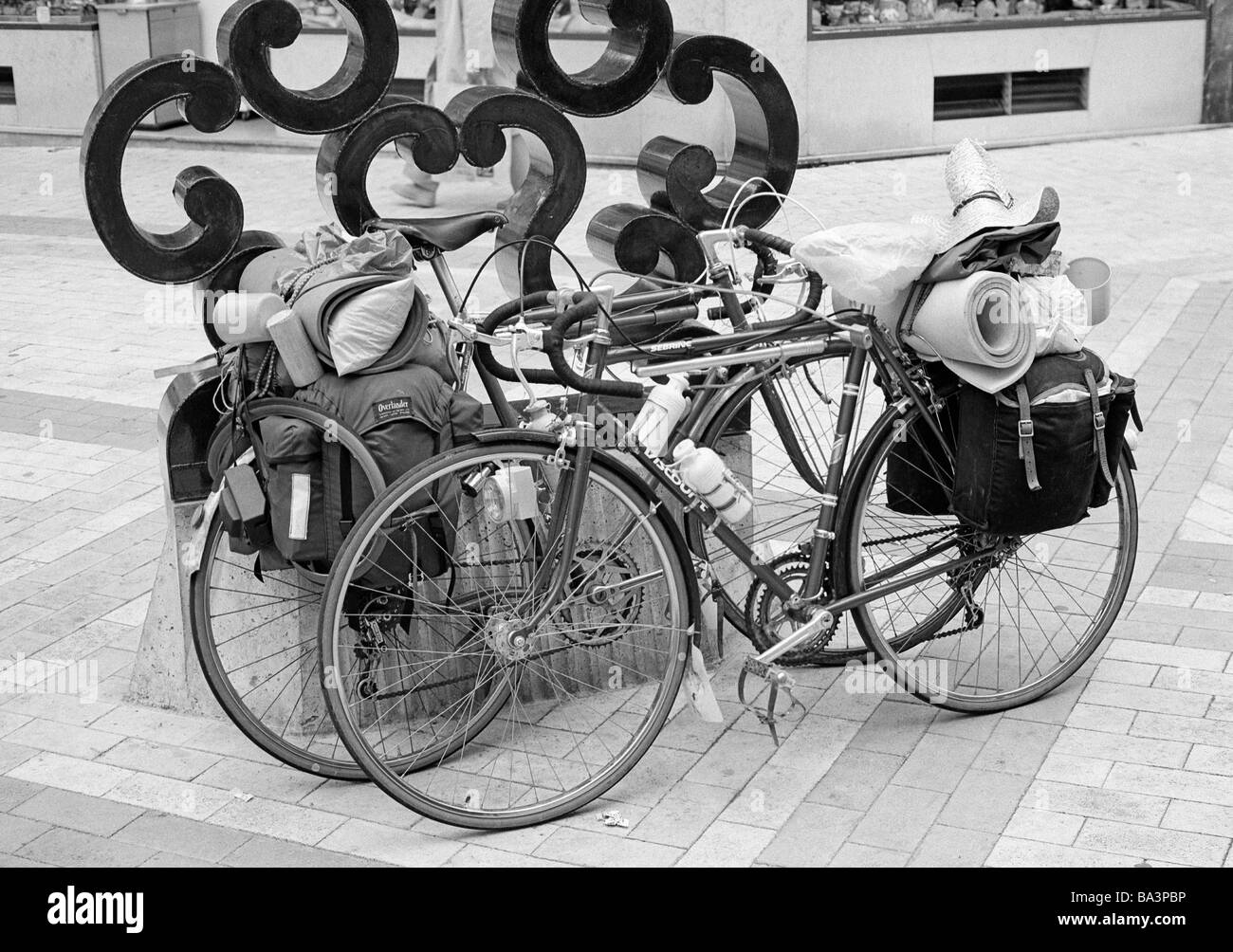 70er Jahre, schwarz / weiß Foto, Urlaub, Reisen, zwei Fahrräder, vollgepackt mit Gepäck nebeneinander stehen, Frankreich, Loire-Tal, Loir-et-Cher, Blois Stockfoto