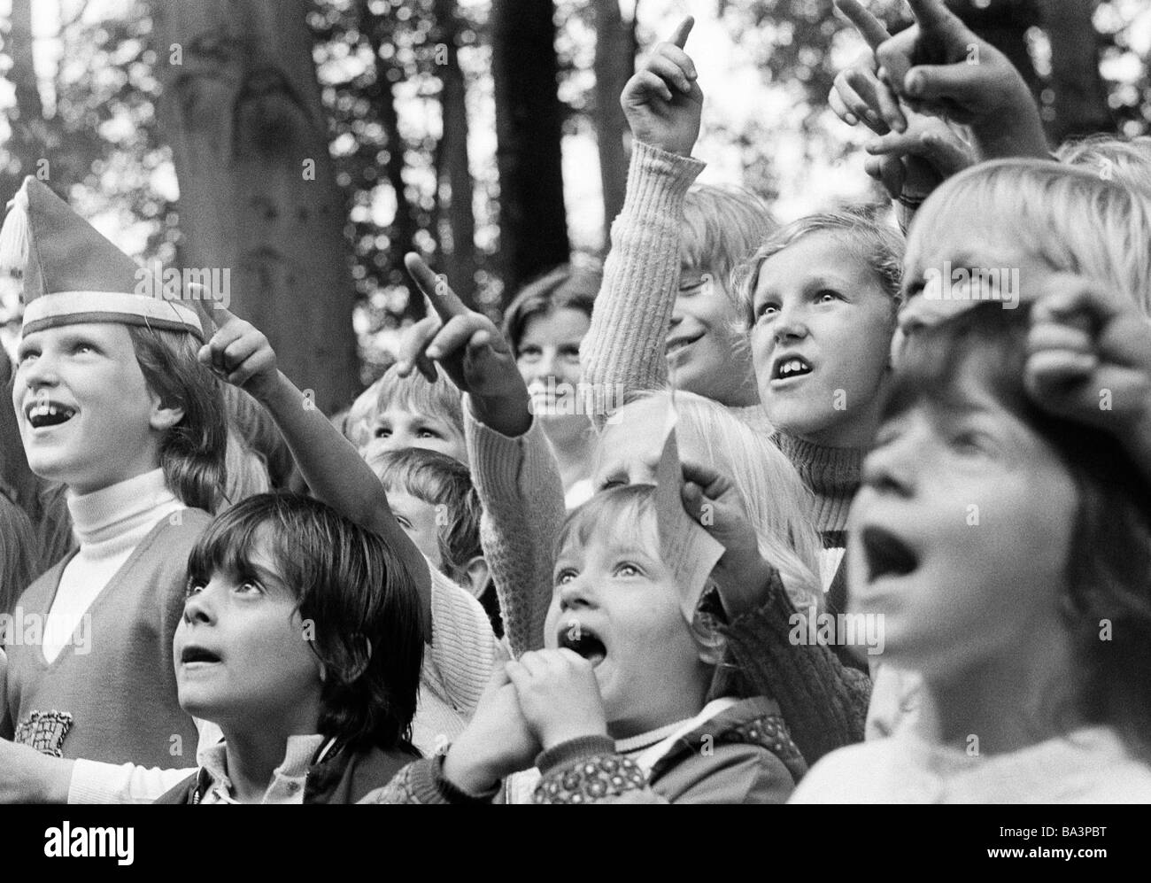 70er Jahre, schwarz / weiß Foto, Menschen, Kinder, Kinder behandeln, Gruppe von Kindern ist begeistert von einer Show, Jungs, Mädchen, im Alter von 4 bis 12 Jahre Stockfoto