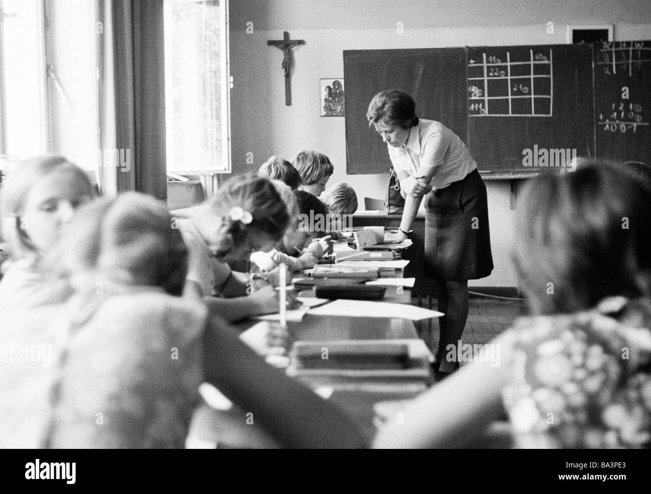 70er Jahre, schwarz / weiß Foto, Erbauung, Schule, Schüler und Schülerinnen in einer Schulklasse im Unterricht, Lehrerin, Kinder im Alter von 7 bis 10 Jahren Stockfoto