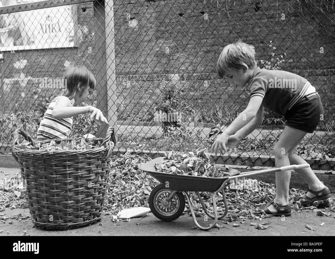 70er Jahre, schwarz / weiß Foto, Menschen, Kinder, Mädchen und junge