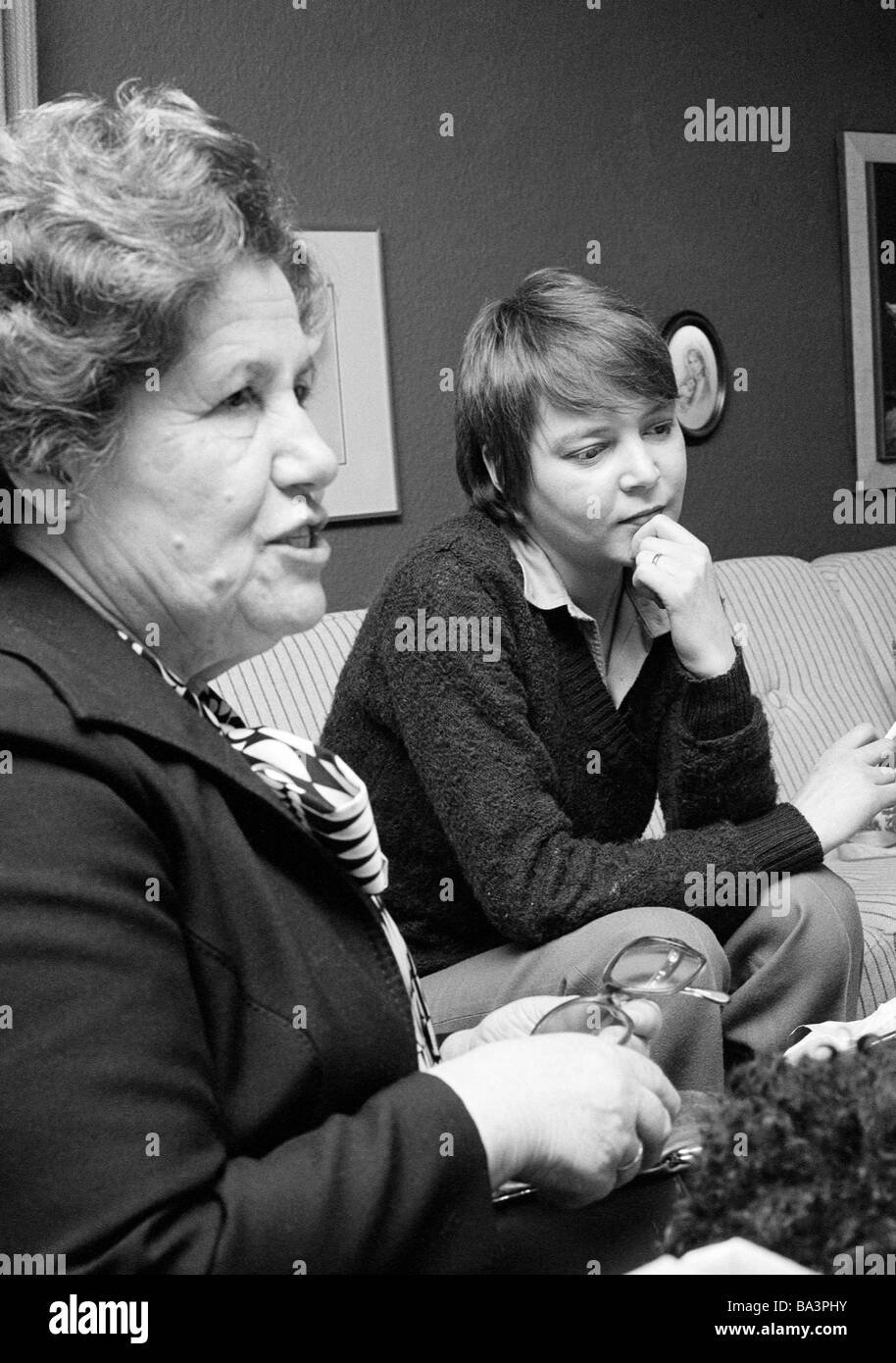 70er Jahre, schwarz / weiß Foto, Menschen, ältere Frau und junge Frau sitzen zusammen in ein Wohnzimmer, Kommunikation, im Alter von 60 bis 70 Jahren, im Alter von 25 bis 30 Jahre, Frieda, Monika Stockfoto