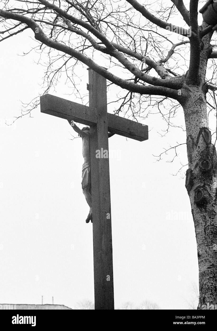 70er Jahre, schwarz / weiß Foto, Religion, Christentum, Wayside Kreuz in der Nähe von einer Birke Baum, D-Bottrop, Ruhrgebiet, Nordrhein-Westfalen Stockfoto