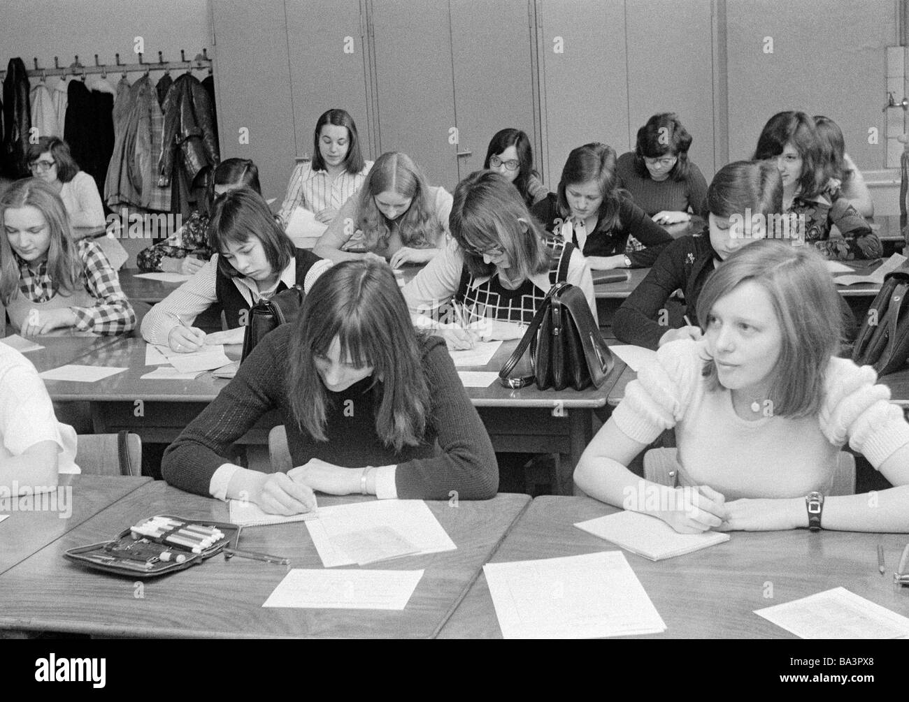 70er Jahre, schwarz / weiß Foto, Bildung, Schule, Schülerinnen in einer Schulklasse im Unterricht, Mädchen im Alter von 14 bis 17 Jahre, Klassenarbeiten Stockfoto