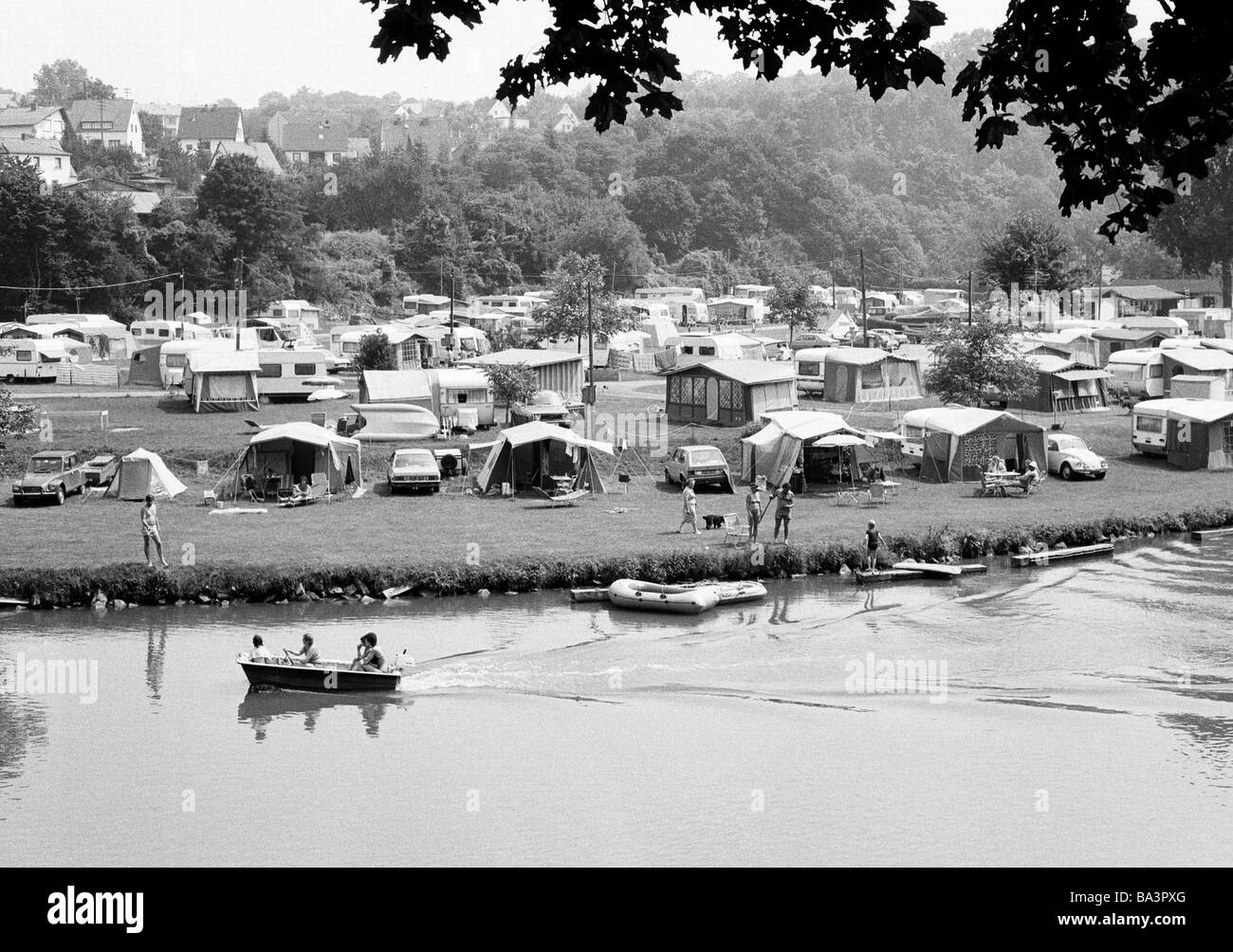 Achtziger Jahre, schwarz / weiß Foto, Reisen, Tourismus, Campingplatz an der Lahn, Wohnmobile, Zelte, Fluss Landschaft, D-Nassau (Lahn), Lahn, Lahntal, Naturpark Nassau, Rheinland-Pfalz Stockfoto