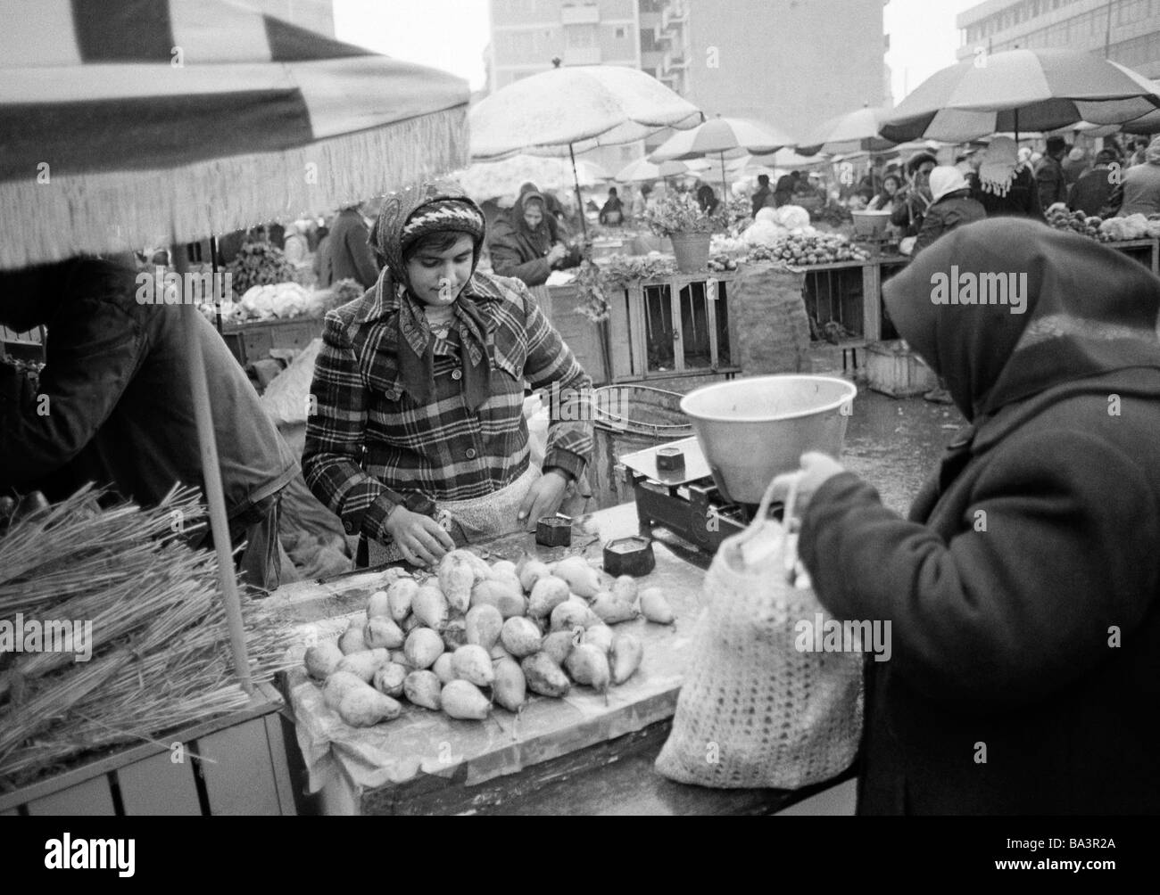 Achtziger Jahre, schwarz / weiß Foto, Menschen, Wochenmarkt, Marktstand mit Obst und Gemüse Markt Mann, im Alter von 25 bis 30 Jahre, Rumänien, Rumänien, Bukarest Stockfoto