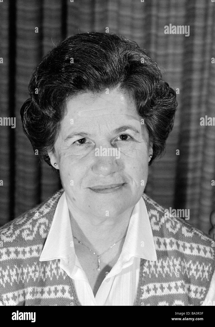 Achtziger Jahre, schwarz / weiß Foto, Menschen, ältere Frau, Porträt, im Alter von 60 bis 70 Jahre, Frieda Stockfoto
