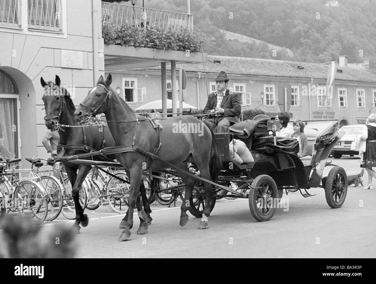 70er Jahre, schwarz / weiß Foto, Reisen, Tourismus, Mietpferd Wagen, Kutsche mit Touristen, Österreich, Salzburg Stockfoto