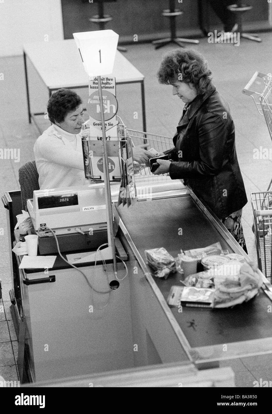 Der achtziger Jahre, schwarz / weiß Foto, Wirtschaft, Kassierer und Kunden an einer Kasse im Supermarkt, Frauen, im Alter von 40 bis 50 Jahren, im Alter von 50 bis 60 Jahre, D-Oberhausen, D-Oberhausen-Sterkrade, Ruhrgebiet, Nordrhein-Westfalen Stockfoto