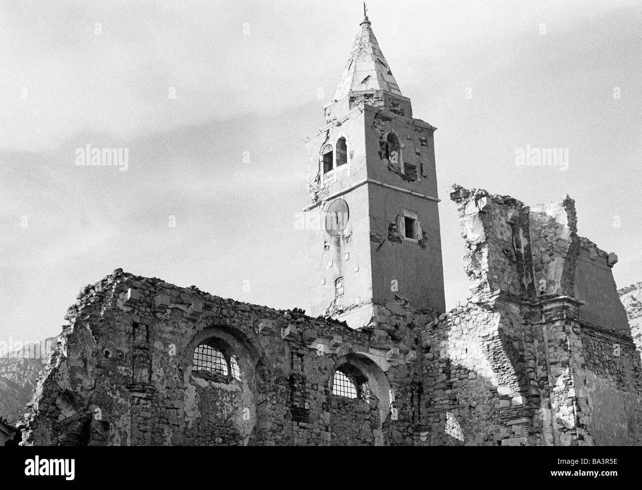 70er Jahre, schwarz / weiß Foto, Religion, Christentum, Kirchenruine, Kroatien, damals Jugoslawien, Jugoslawien Stockfoto