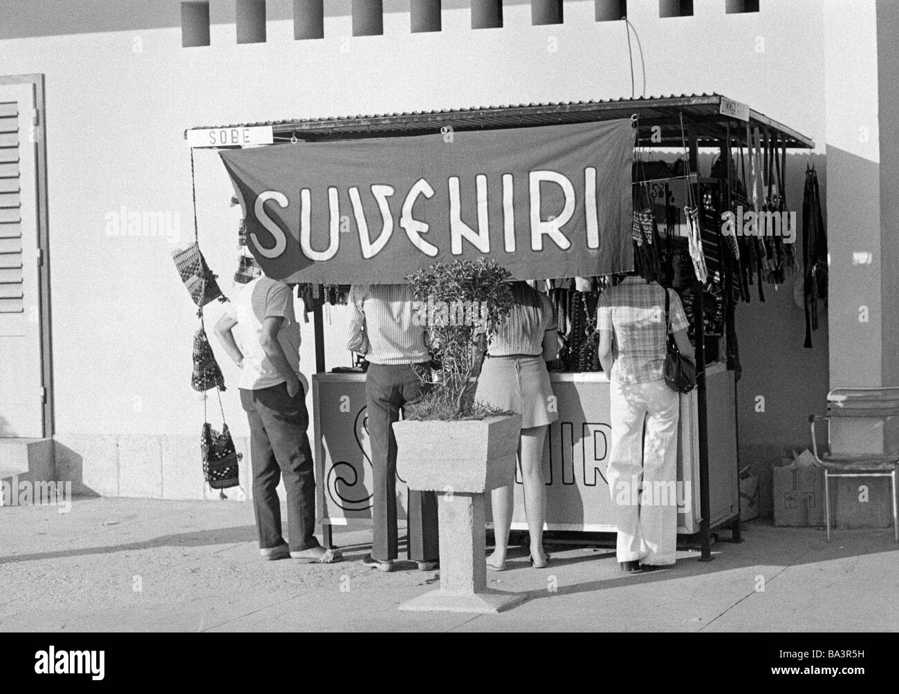 70er Jahre, schwarz / weiß Foto, Reisen, Tourismus, Touristen stehen in einem Souvenirshop, Suveniri, Monika, Kroatien, an, die Zeit, Jugoslawien, Jugoslawien Stockfoto