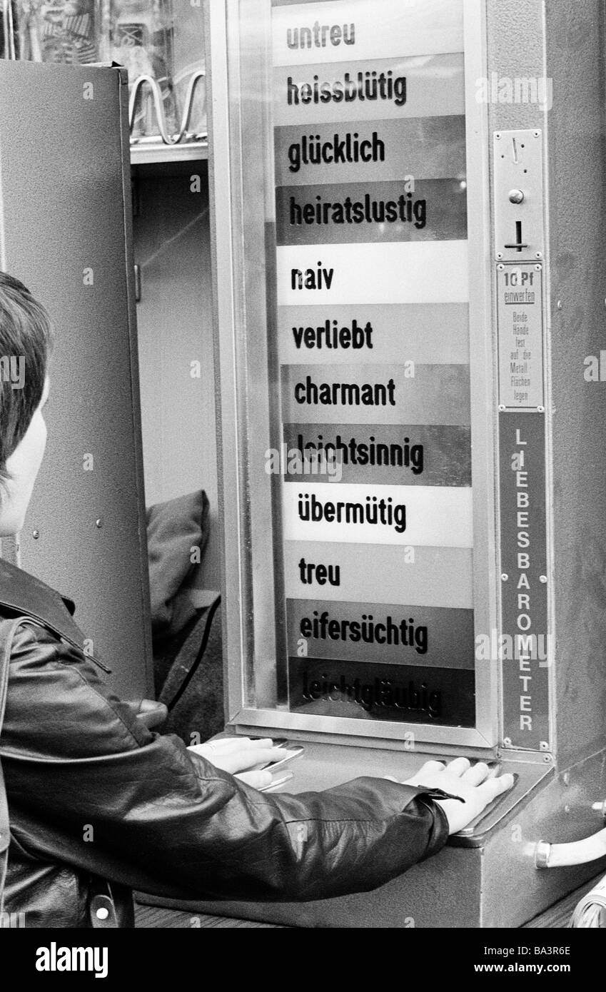 70er Jahre, schwarz / weiß Foto, Freizeit, Aberglaube, Liebe Barometer auf eine Kirmes nach dem Auflegen der Hände der Automat zeigt die emotionale Befindlichkeit der Person auf einer Skala Stockfoto