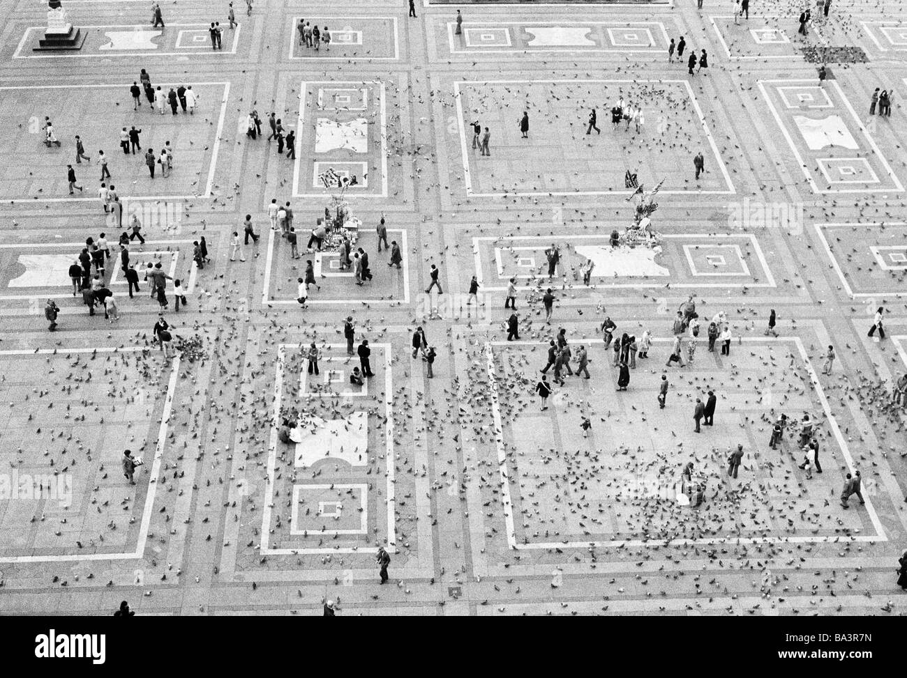 70er Jahre, schwarz / weiß Foto, Italien, Lombardei, Mailand, Mailänder Dom, Duomo di Santa Maria Nascente, Dom de Milan, Gothic, Menschen auf dem Domplatz, Touristen, Tauben Stockfoto